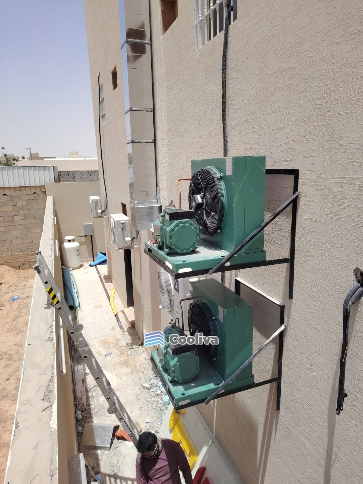 وحدات تكثيف خارجية أثناء التركيب من كوليفا | Outdoor condensing units during installation by Cooliva