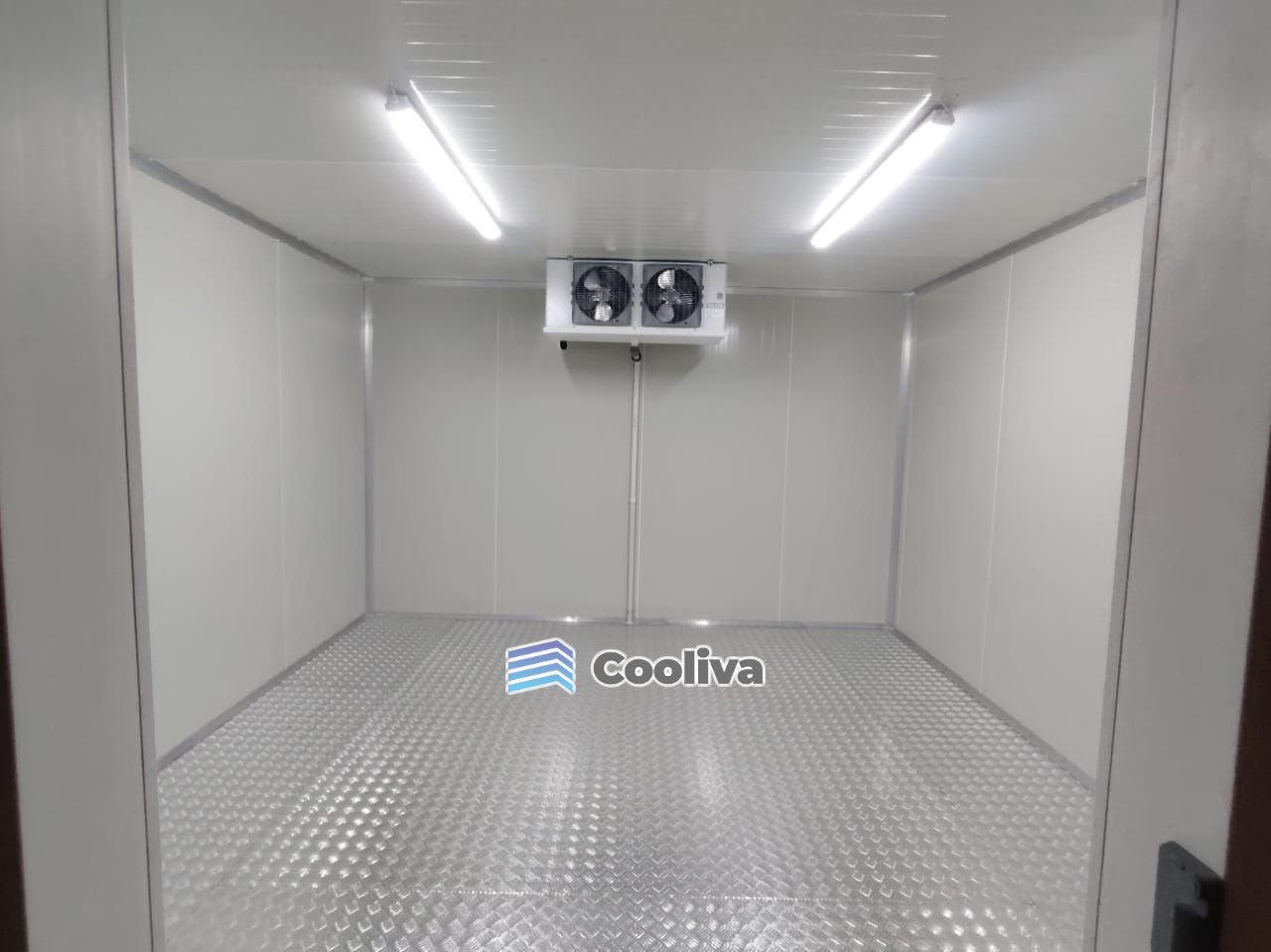 غرفة تبريد صغيرة من الداخل بأرضية ألمنيوم | Small walk-in cold room interior with aluminium checker plate floor