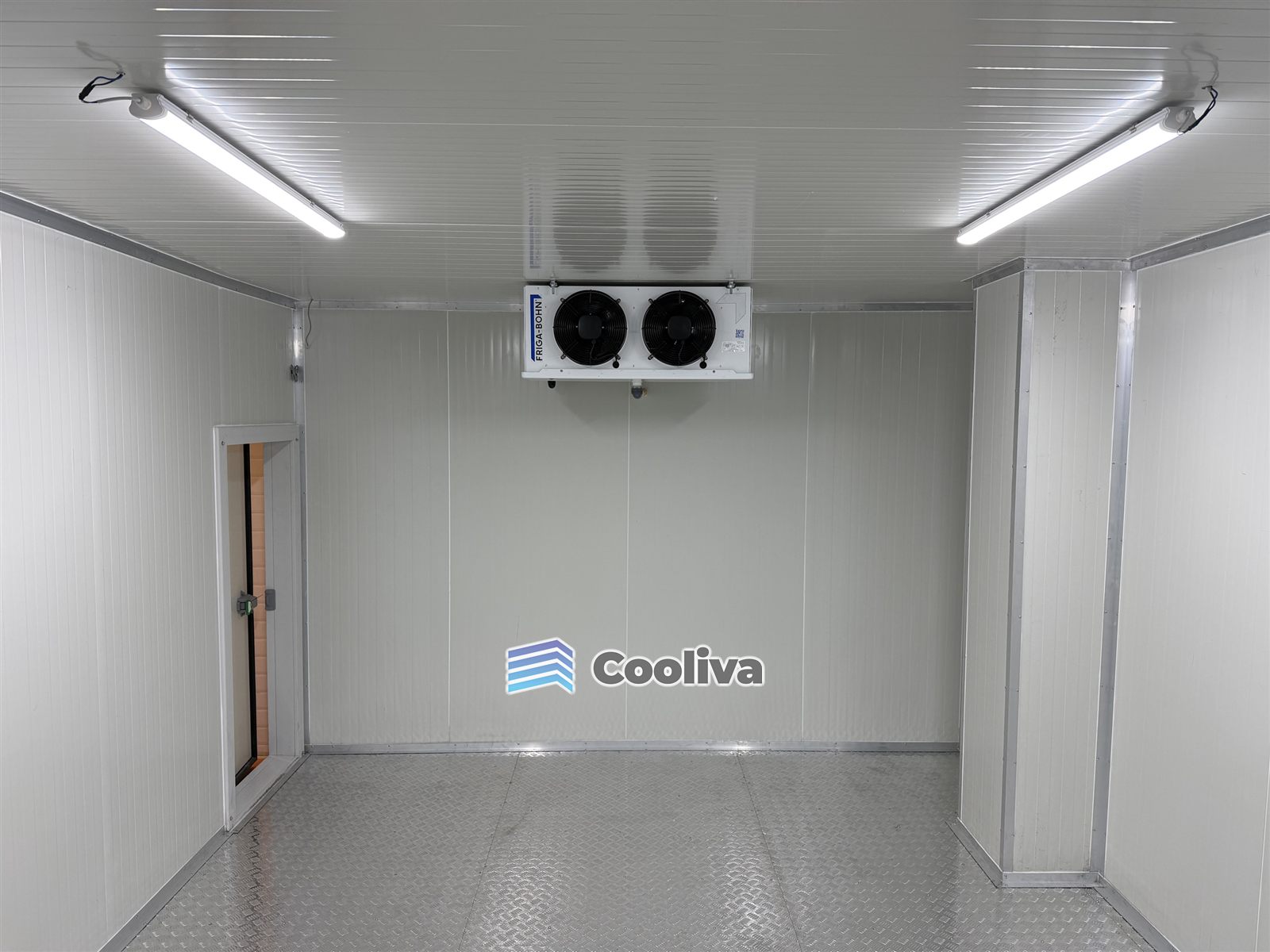 غرفة تبريد من الداخل بمبخر مزدوج المراوح وأرضية ألمنيوم مضلّعة من تنفيذ كوليفا | Cooliva cold room interior with twin-fan evaporator and aluminium checker plate floor
