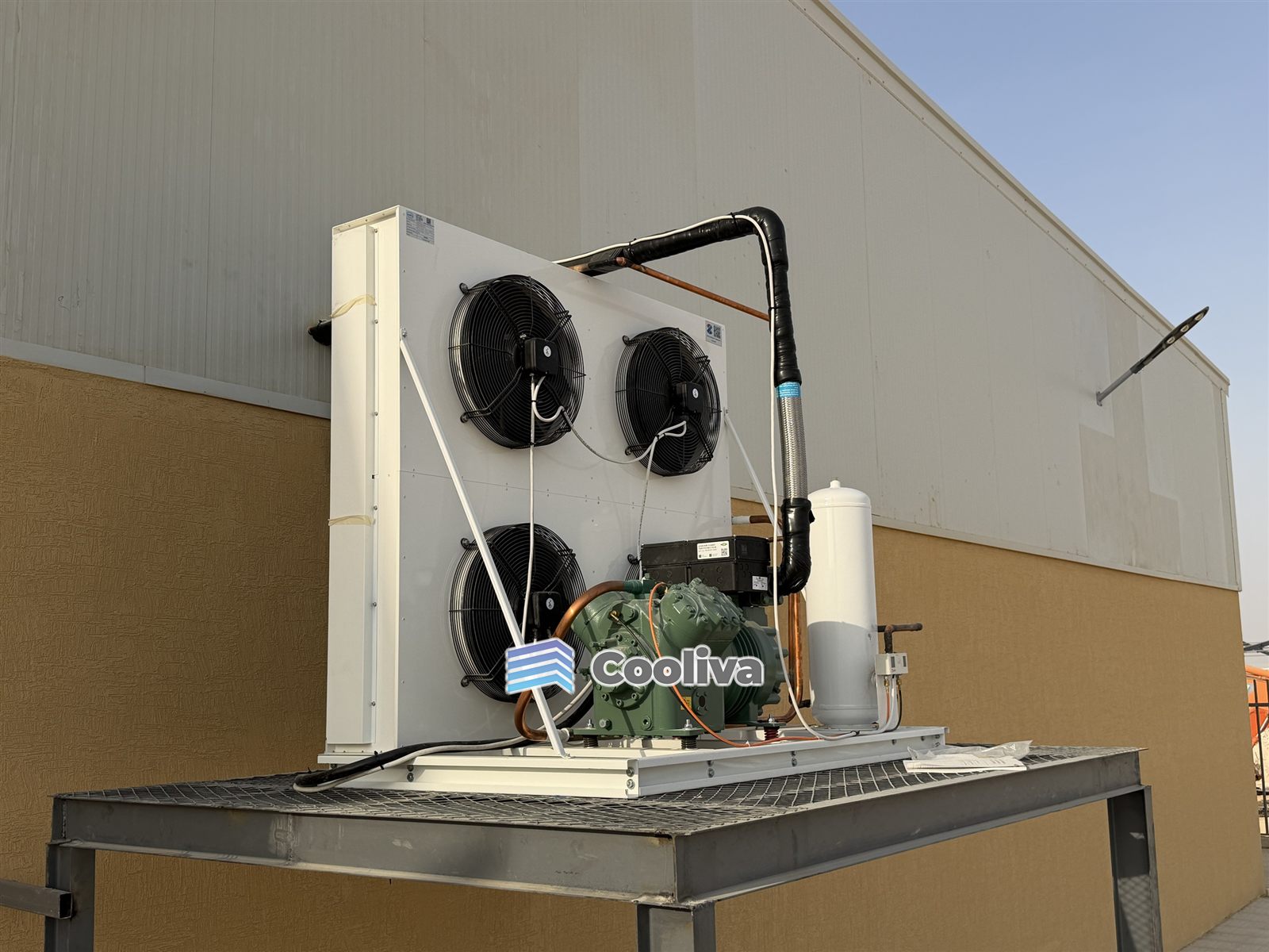 وحدة تكثيف خارجية بأربع مراوح وضاغط فوق منصة معدنية من تركيب كوليفا | Four-fan outdoor condensing unit with compressor on a steel platform by Cooliva