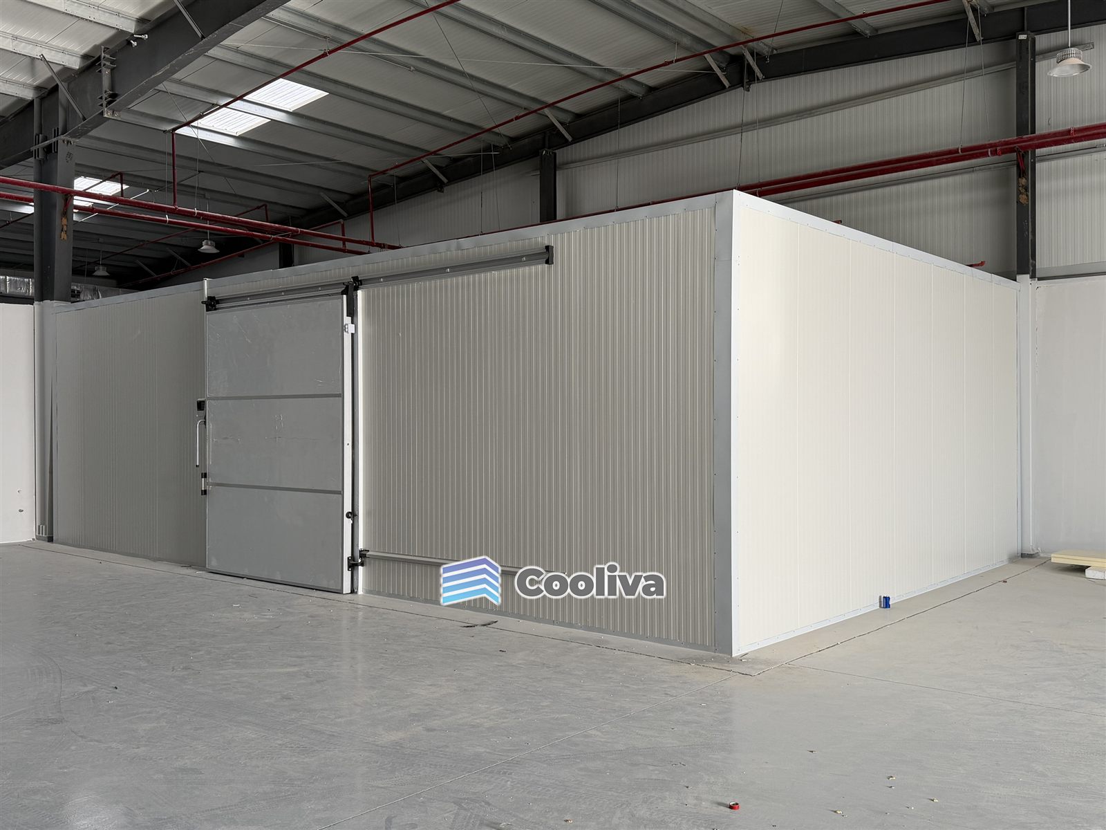 غرفة تبريد كبيرة داخل مستودع بباب سحّاب من تنفيذ كوليفا | Large cold room inside a warehouse with a sliding door by Cooliva