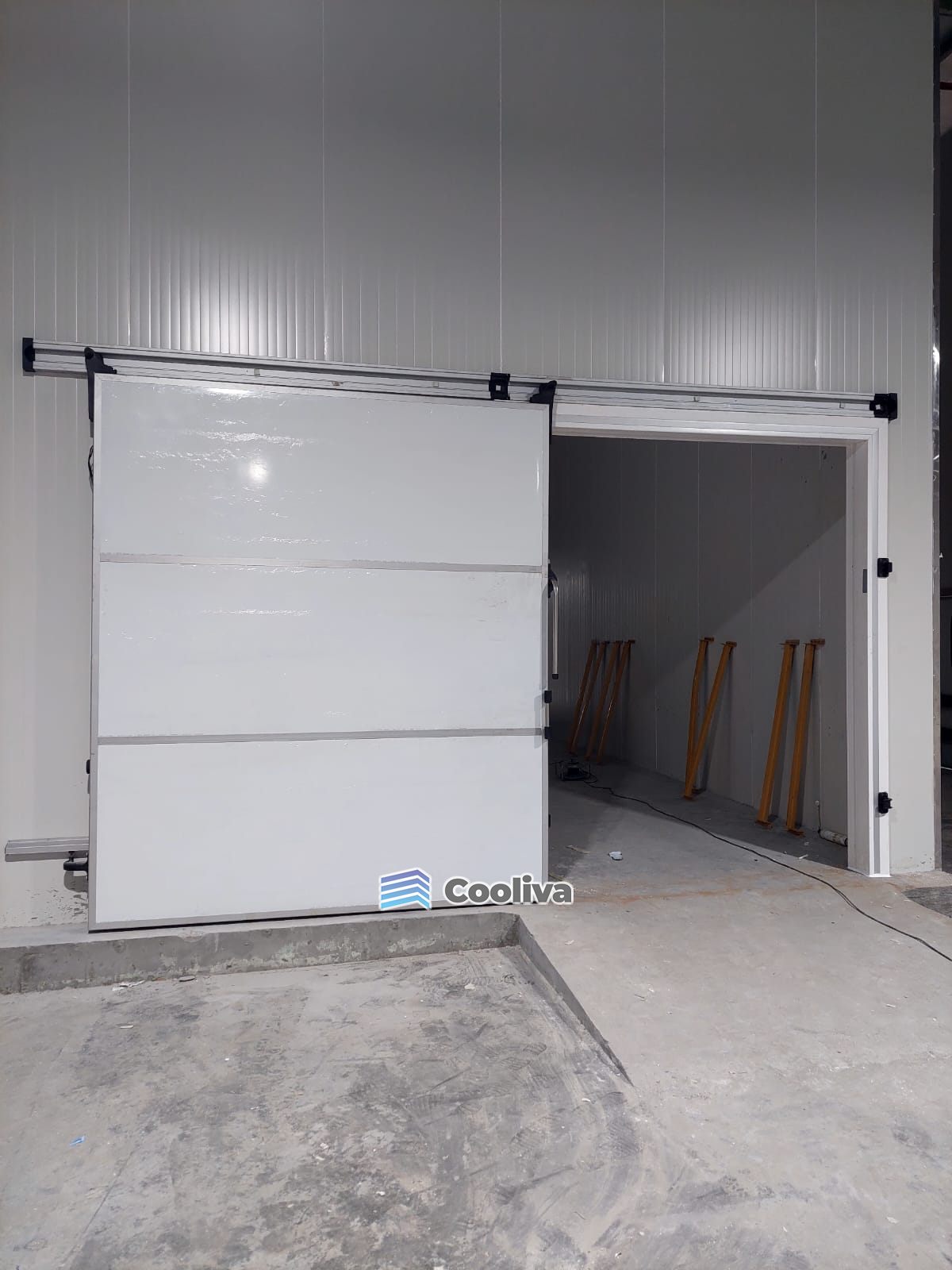 باب سحّاب كبير لغرفة تجميد من تنفيذ كوليفا | Large sliding door of a freezer room built by Cooliva