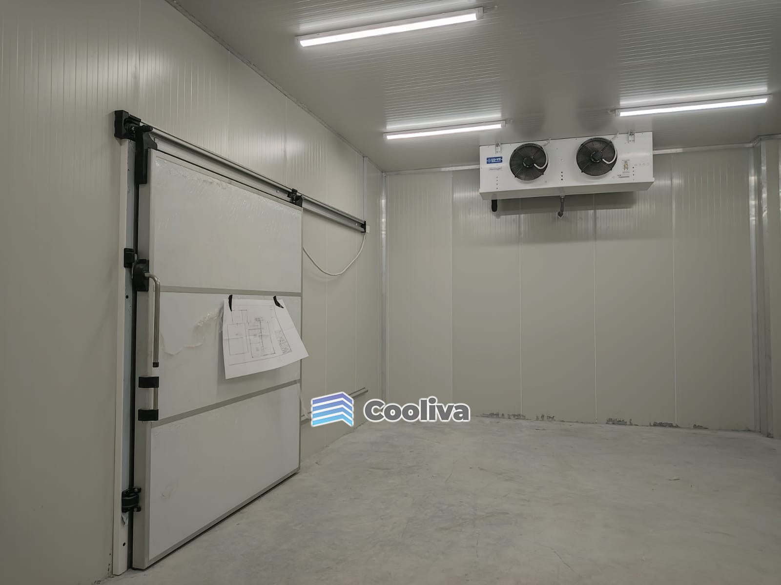 غرفة تبريد من الداخل بباب سحّاب ومبخر مزدوج المراوح | Cold room interior with sliding door and twin-fan evaporator