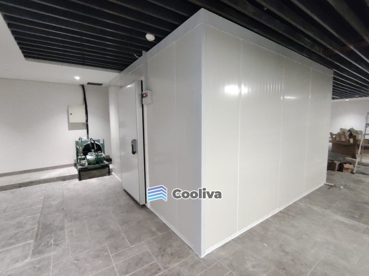 غرفة تبريد جاهزة داخل مطبخ مع وحدة التكثيف | Walk-in cold room inside a kitchen with its condensing unit
