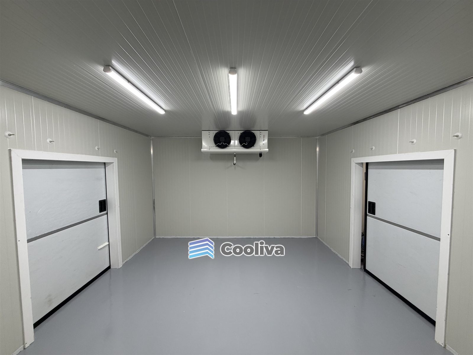 غرفة تبريد ببابين وأرضية إيبوكسي ومبخر سقفي من تنفيذ كوليفا | Cold room with two doors, epoxy floor and ceiling evaporator by Cooliva