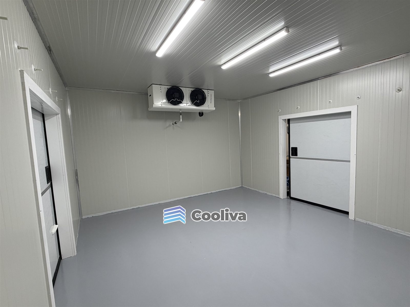 غرفة تبريد من الداخل ببابين وأرضية إيبوكسي رمادية | Cold room interior with two doors and grey epoxy floor